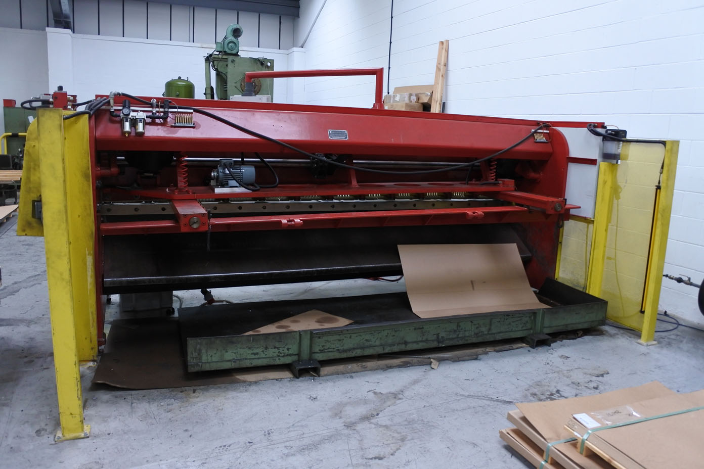 Coil processing/CINCINNATI 1012 Auto Shear. Capacity 12′ x 10swg .