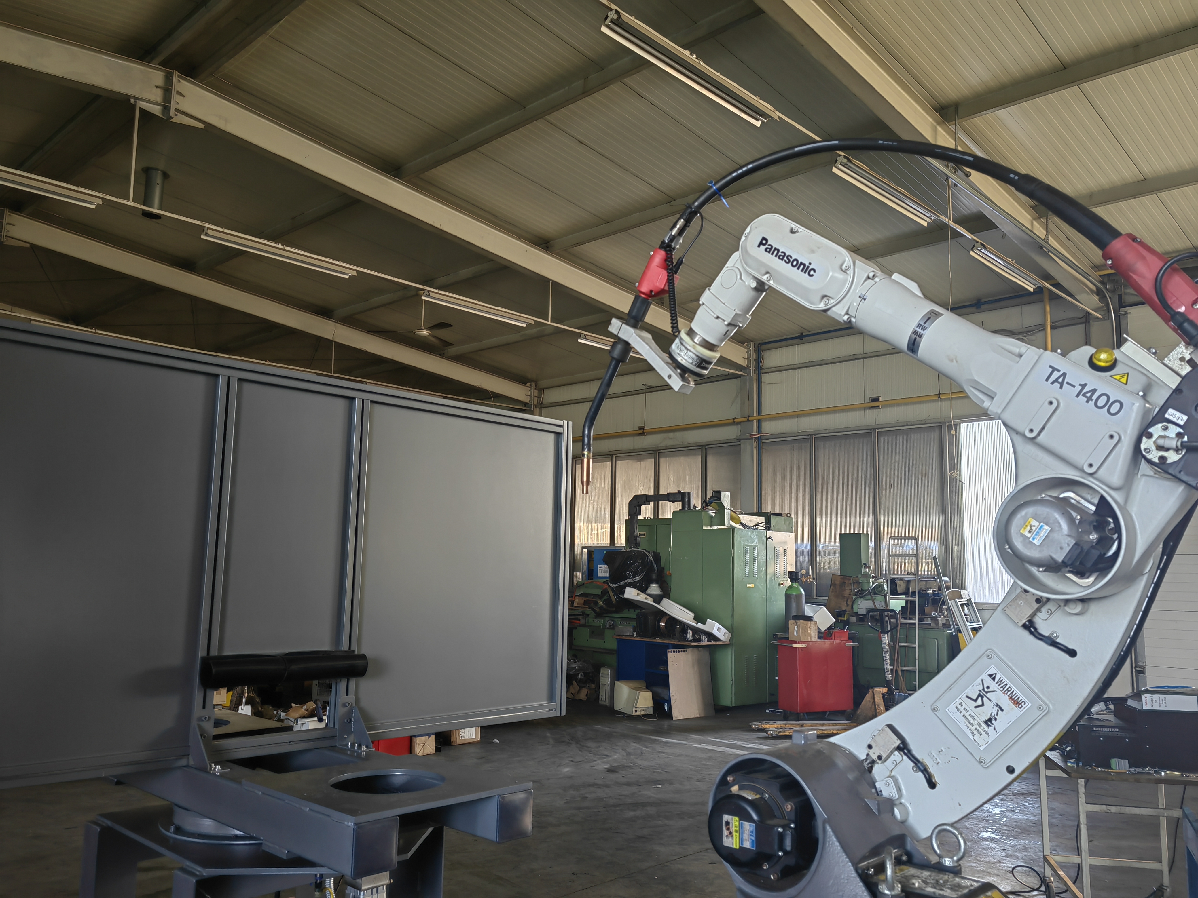 Robots/Welding cell with Panasonic TA 1400 robot