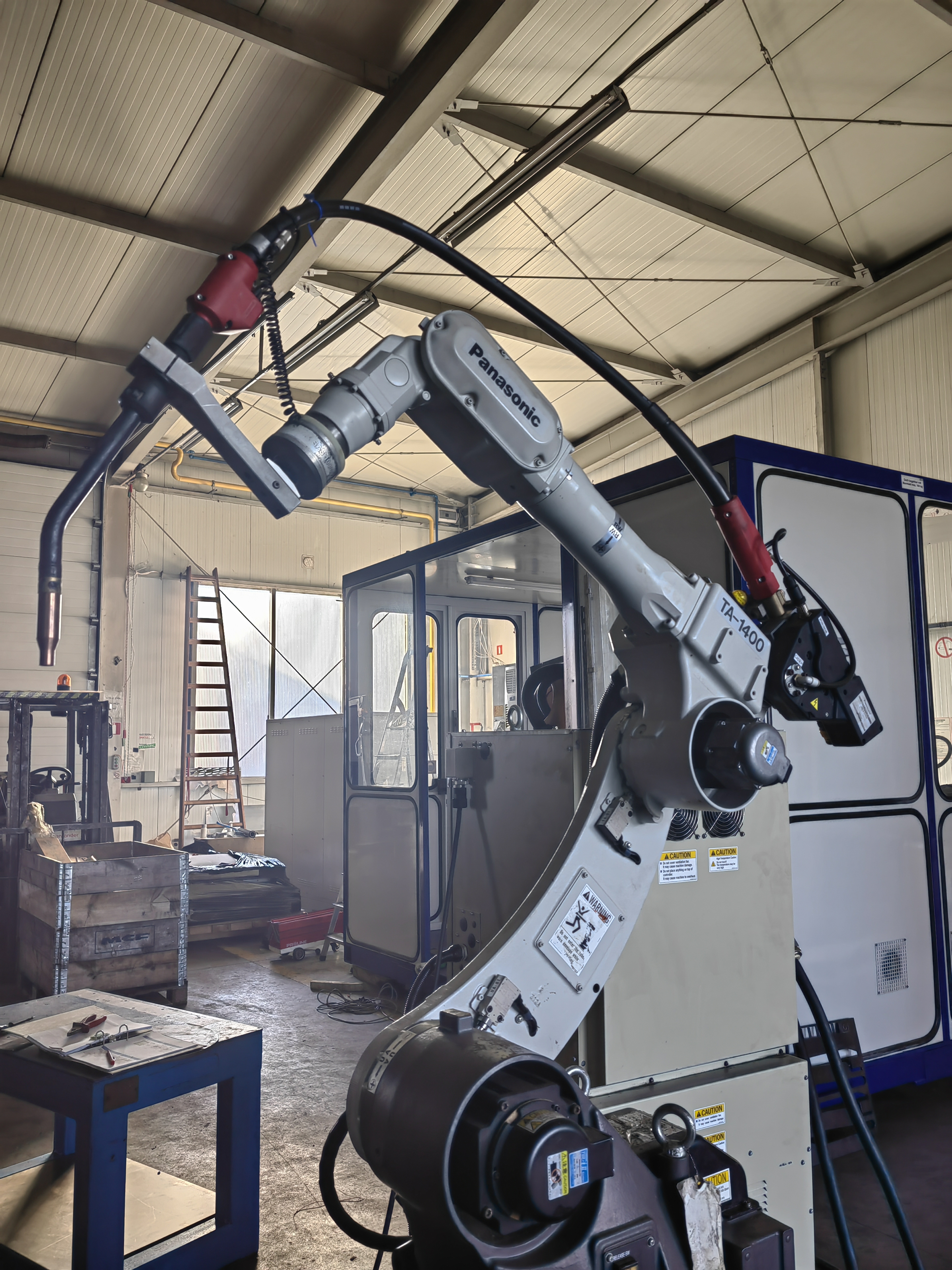 Robots/Welding cell with Panasonic TA 1400 robot