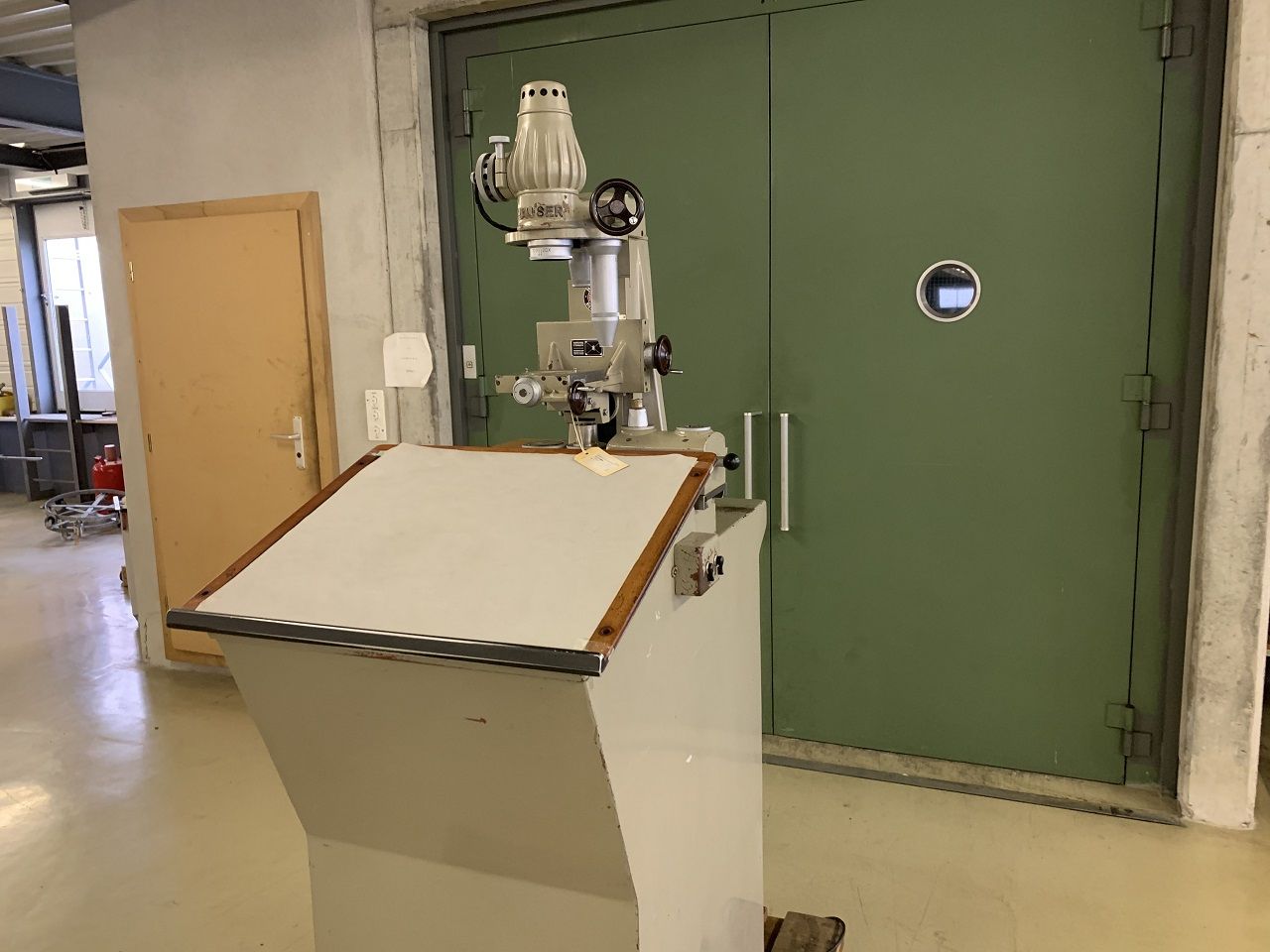 Miscellaneous/PROFILE PROJECTOR HAUSER TYPE P215