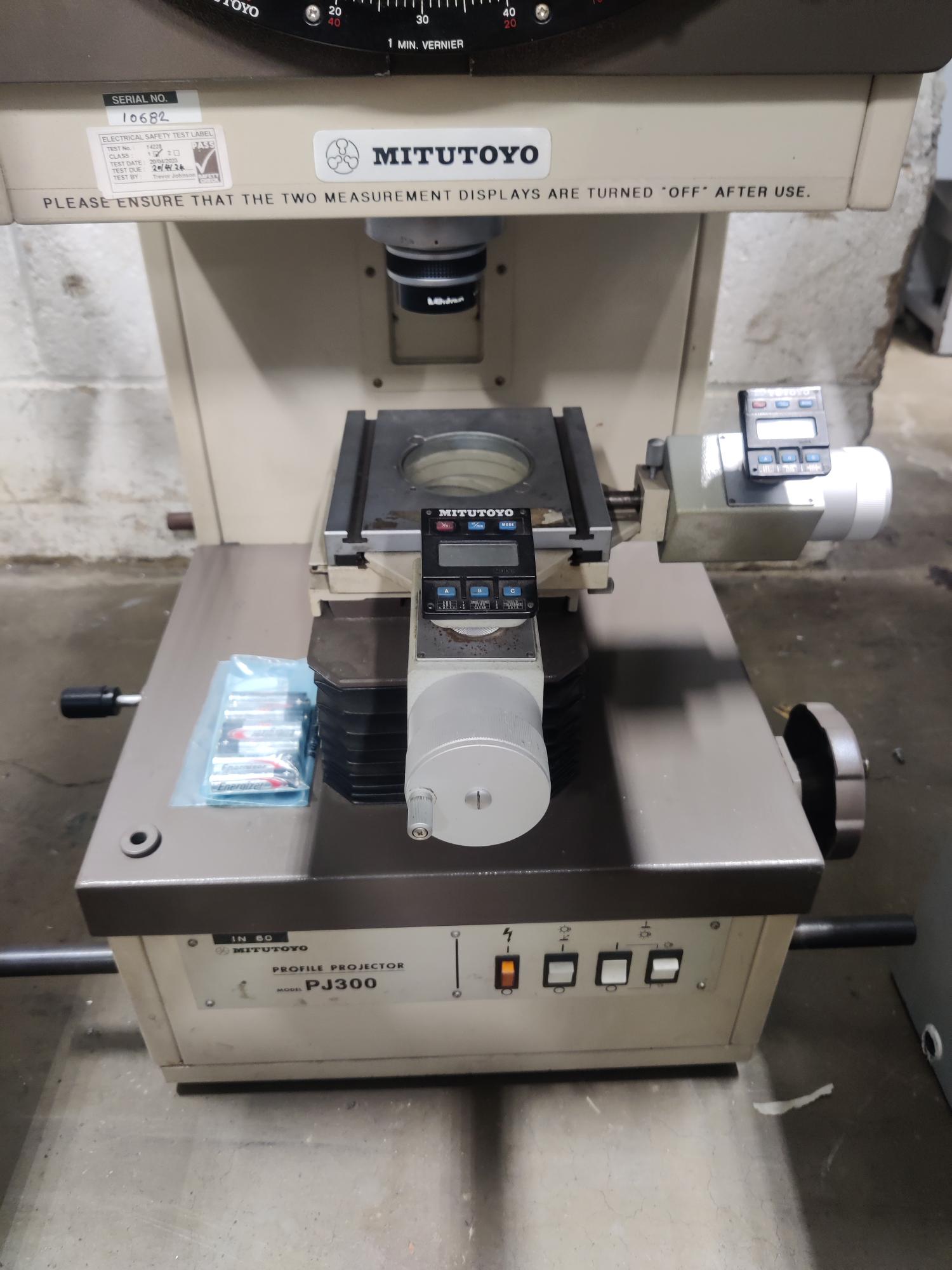 Inspection Equipment/Used Mitutoyo PJ300 Projector (4754)
