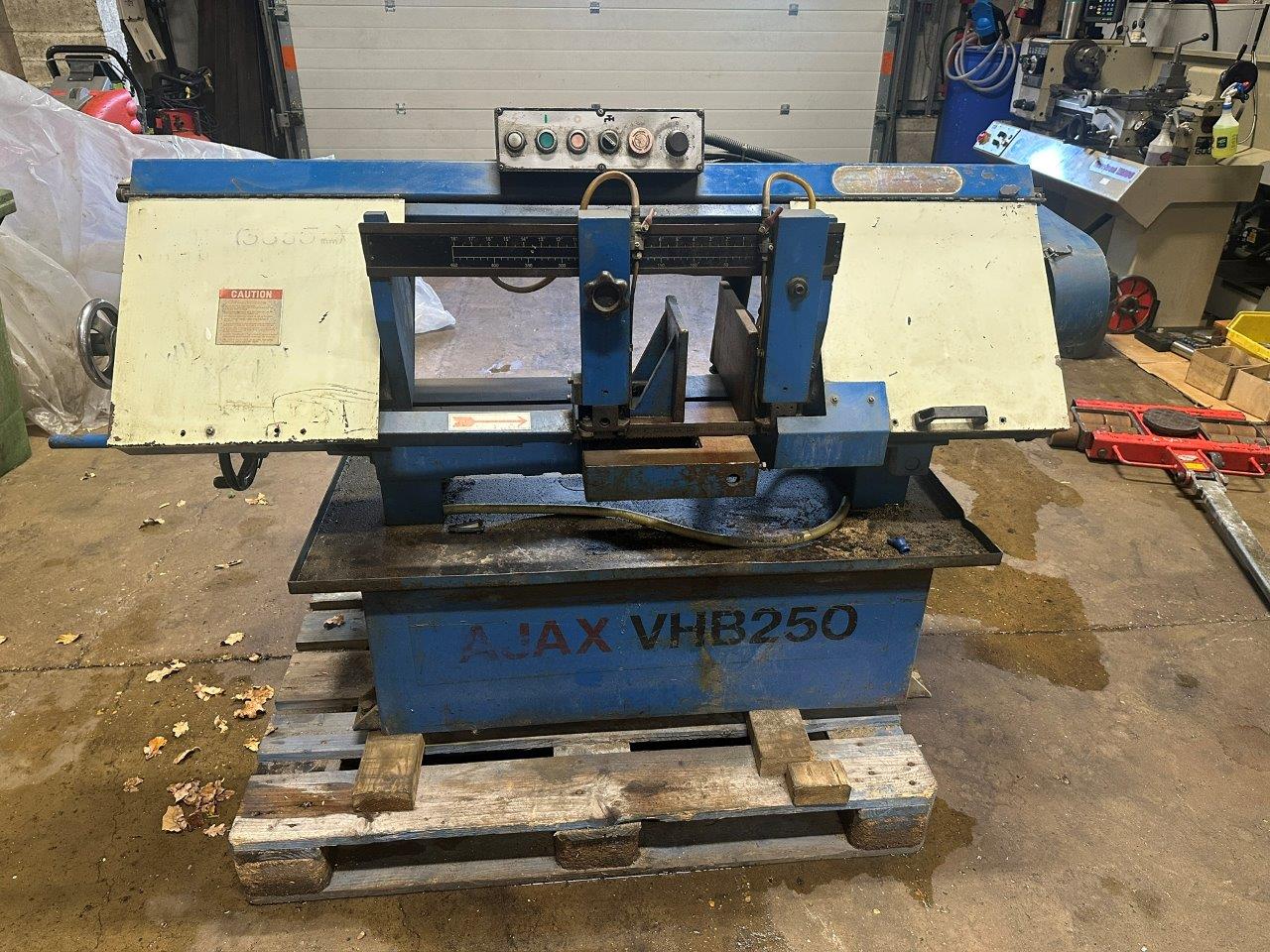 Horizontal Bandsaws/Used Ajax VHB250 Bandsaw (4810)